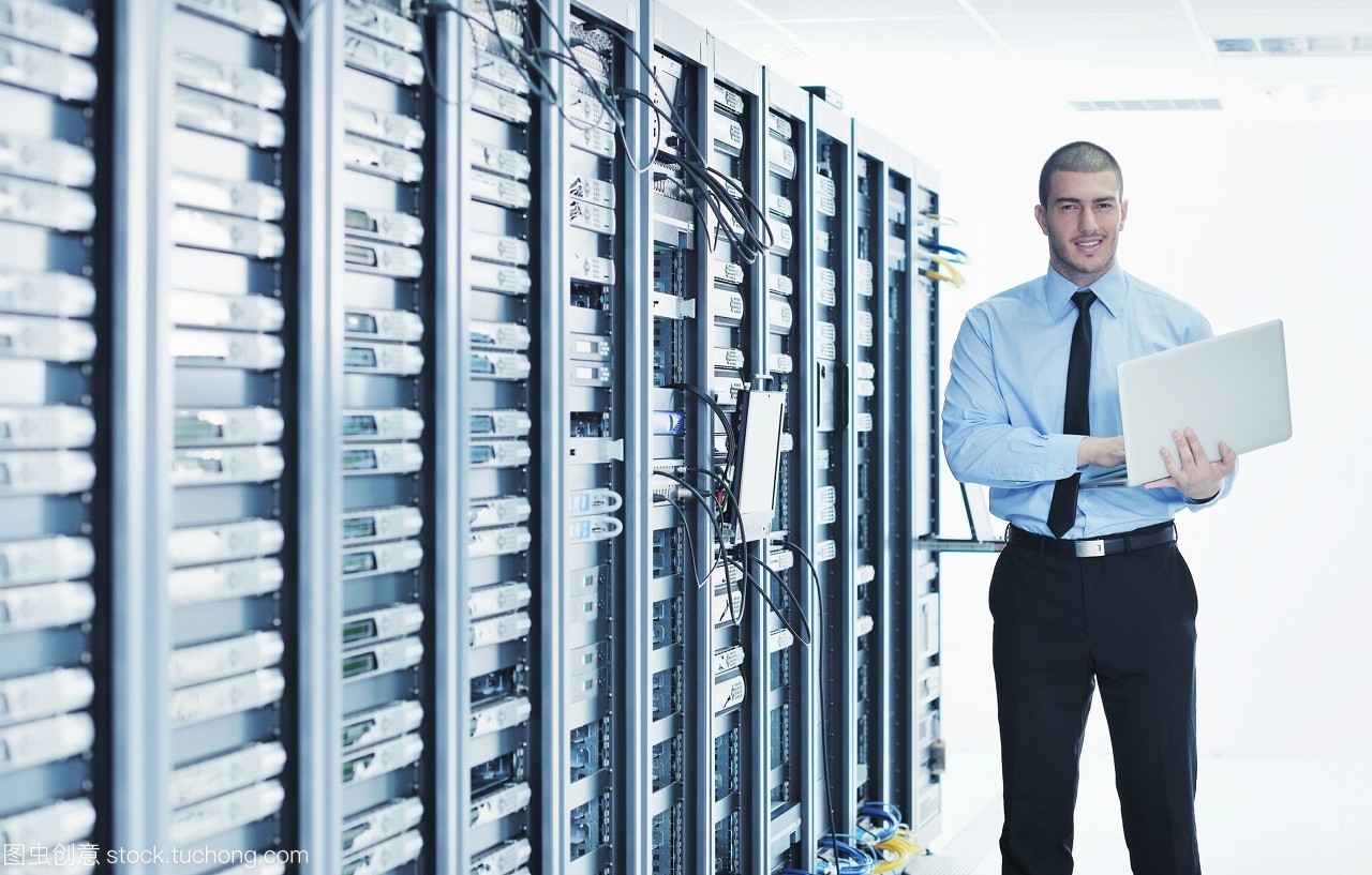 鋁薄光影中的數(shù)字脈搏 年輕工程師與服務(wù)器的未來(lái)對(duì)話